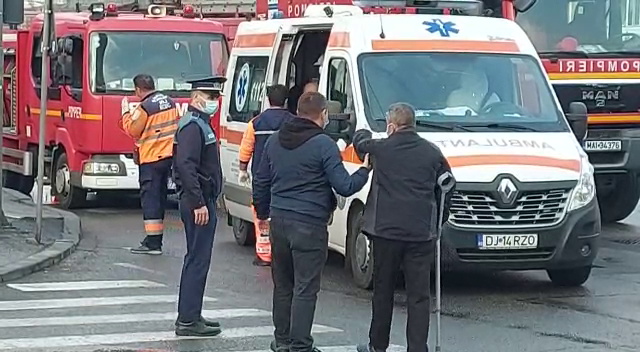 Incendiu puternic la un bloc-turn din Craiova