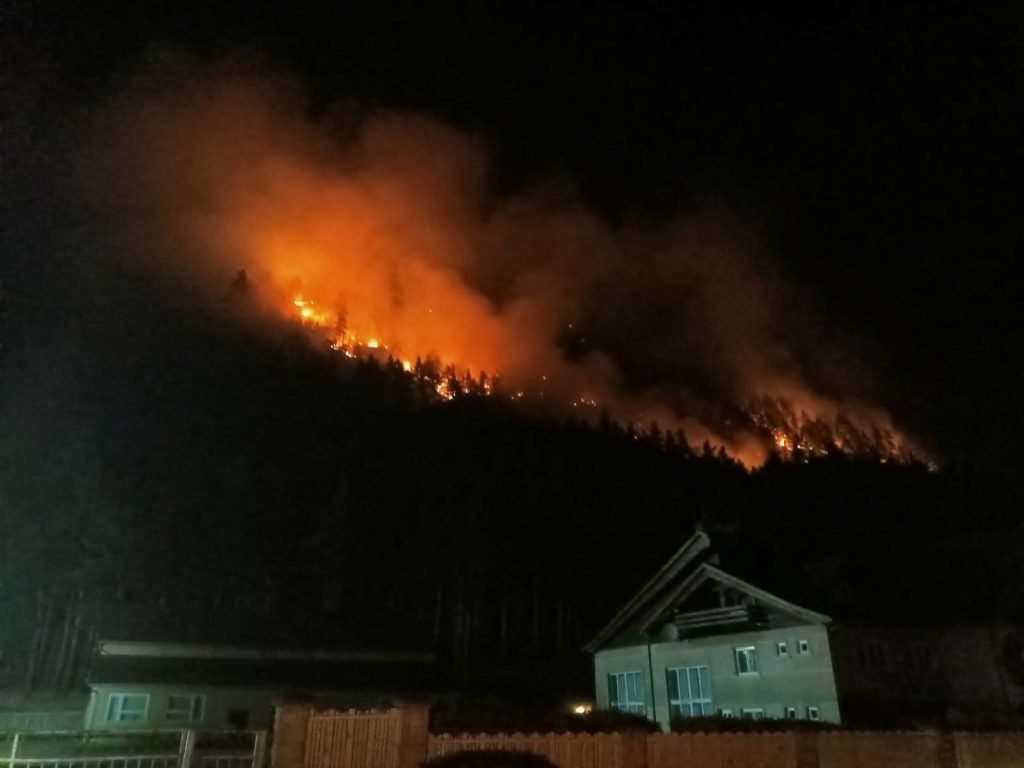 Incendiu uriaș în Bacău, unde pompierii intervin de peste 14 ore pentru stingerea acestuia. A izbucnit pe fondul forestier al comunei Oituz