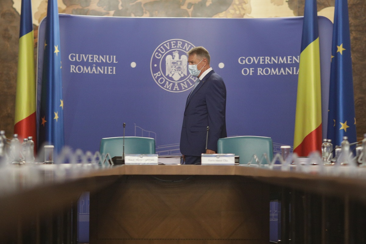 Presedintele Klaus Iohannis ar fi jucat golf in ziua in care se comemorau sase ani de la Colectiv. Cine a depus coroana de flori in locul lui