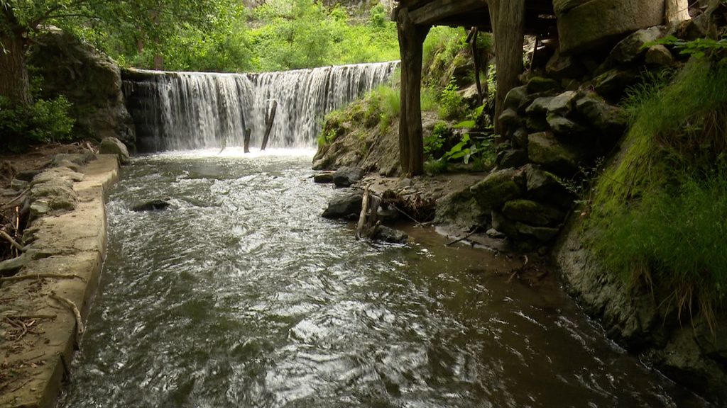 Legenda morii care dă timpul înapoi. Este singura din Țara Almăjului care macină invers. Povestea spune că a fost vrăjită de o zână