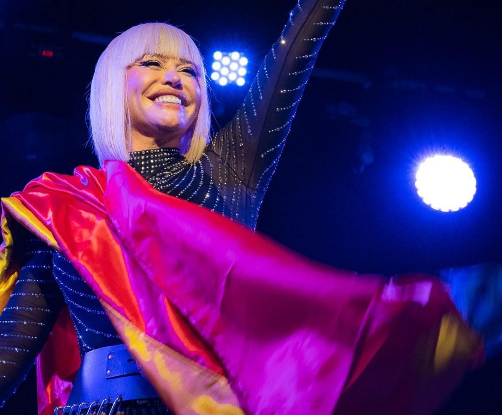 Loredana Groza a făcut furori pe scenă. Ţinuta transparentă a atras toată atenţia domnilor din public