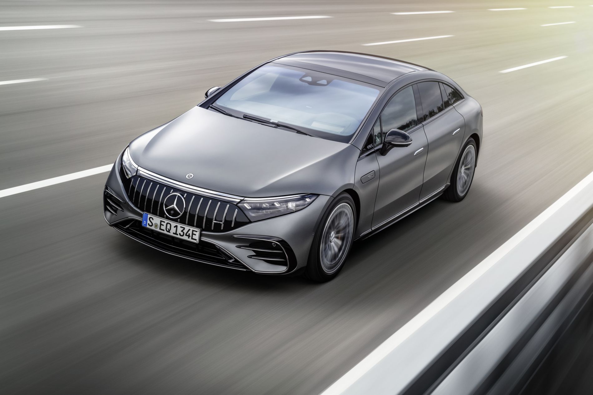 Mercedes-AMG EQS 53 4MATIC+ duce electrificarea la alt nivel. Modelul dispune de 761 CP