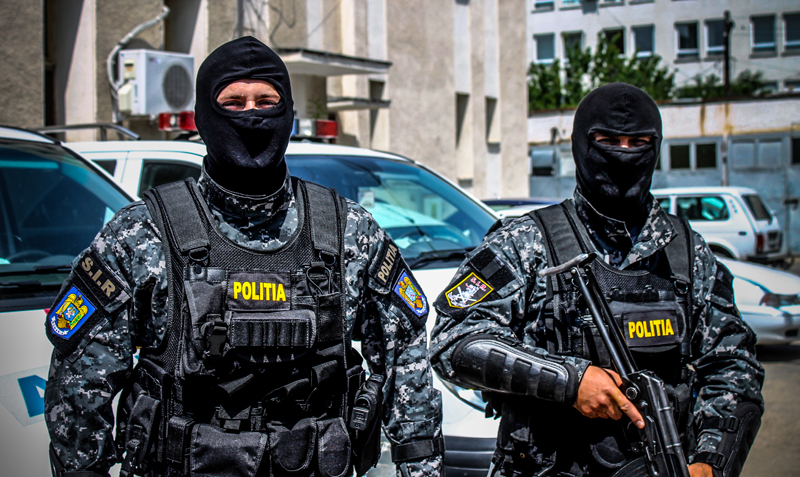 Moment de stupoare pentru polițiștii care percheziționau casa unui traficant de droguri din București. Cine a apărut la ușă