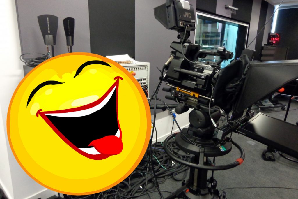 Moment penibil pe unul dintre posturile TV din România. Prezentatoarea ştirilor şi reporterul, criză să râs în direct