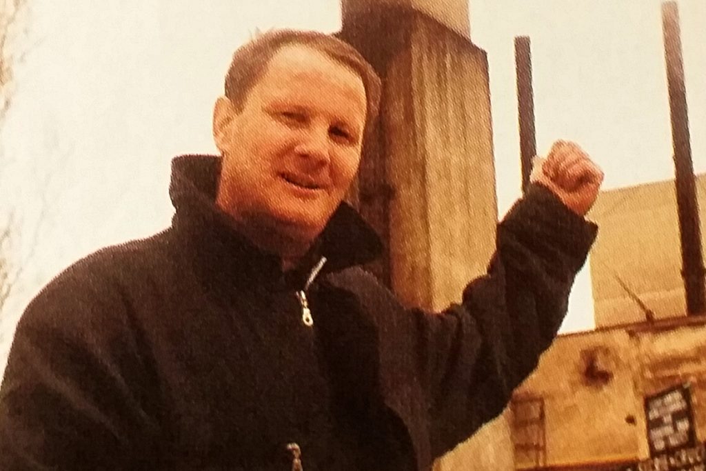 Ninja, brancardierul legendă de la IML. A cărat mii de morți şi a tras în piept fumul celor incinerați. Îi visează noaptea. Pe toţi!