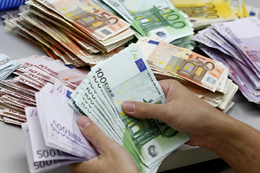 O femeie din Bistrita a fost inselata de o falsa maicuta cu 70 de mii de euro