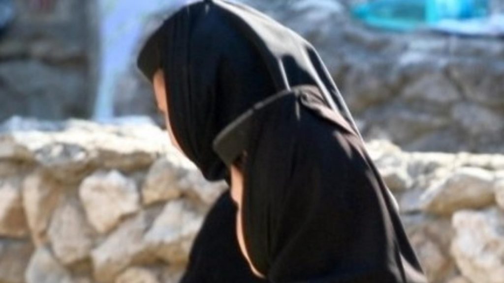 Femeie din Bistrița, înșelată de o falsă călugăriță. I-a dat 70.000 de euro pentru rugăciuni și dezlegări