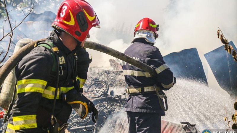 O persoană din Vaslui, găsită decedată într-un beci al locuinţelor afectate de un incendiu