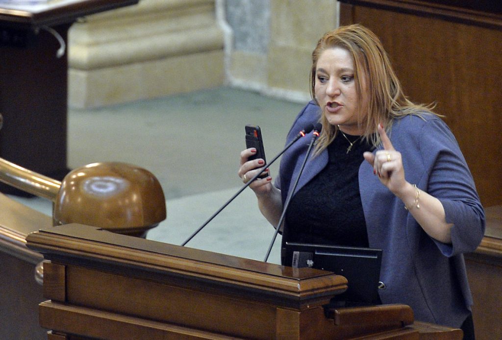 O senatoare a chemat Poliția din cauza Dianei Șoșoacă. Scandal chiar în Parlamentul României