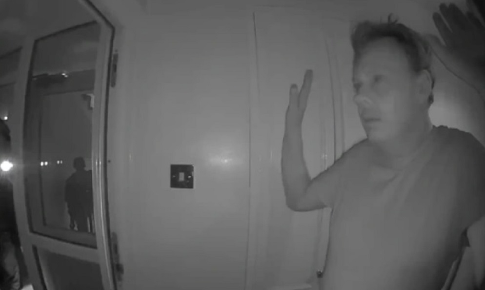 Polițiștii au dat buzna la o adresă greșită, unde au arestat și batjocorit persoana care nu trebuia. Momentul terifiant a fost filmat