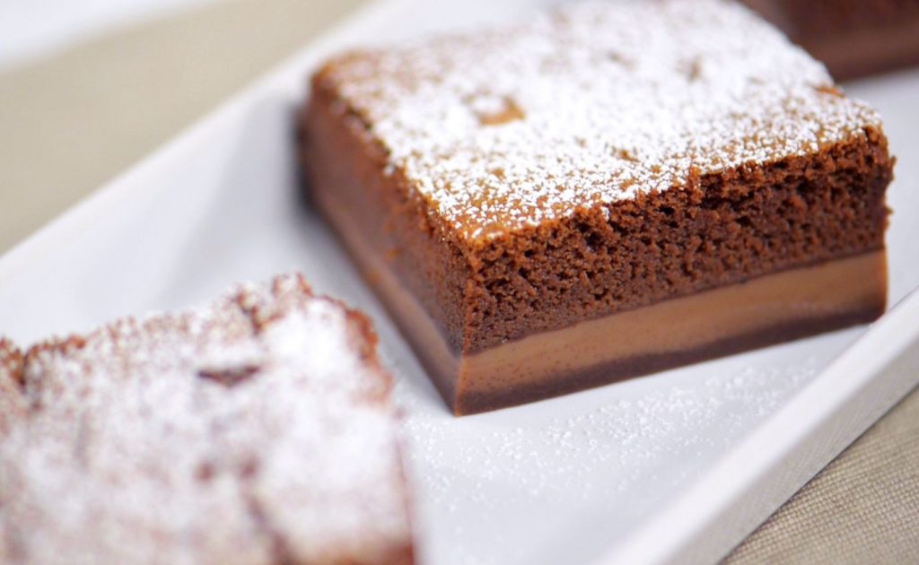 Rețetă de prăjitură deșteaptă cu cacao. De ce se numește așa, e delicioasă