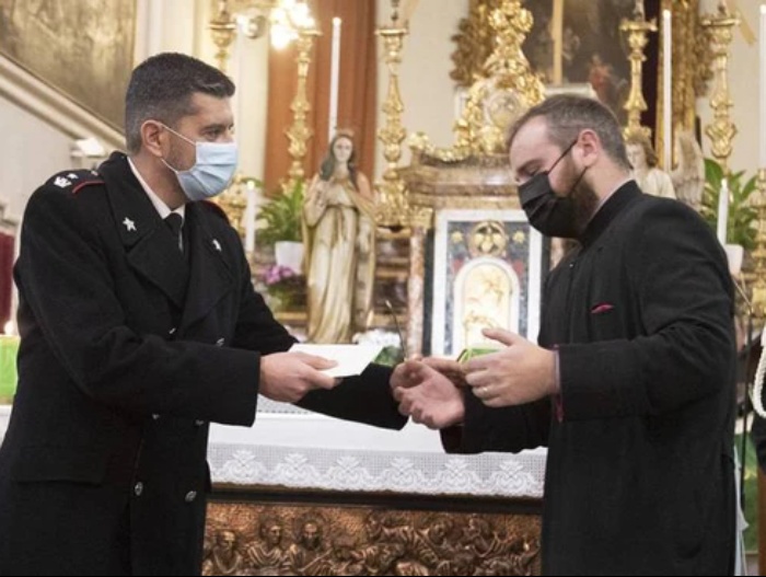Preot roman ajutat de carabinierii italieni