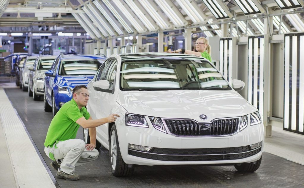 Deficitul de semiconductori afectează puternic Skoda. Cehii renunță să mai producă un sfert de milion de maşini