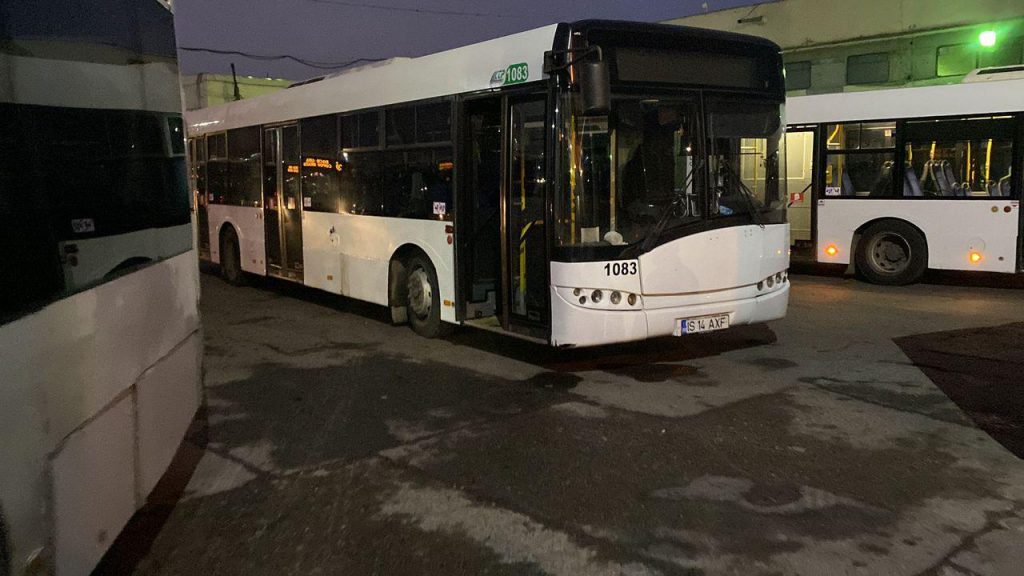 Iașiul o ia pe urma Constanței. Șoferii de autobuz CTP nu mai ies pe traseu, în timp ce călătorii așteaptă în zadar în stații. Ce nemulțumiri au aceștia