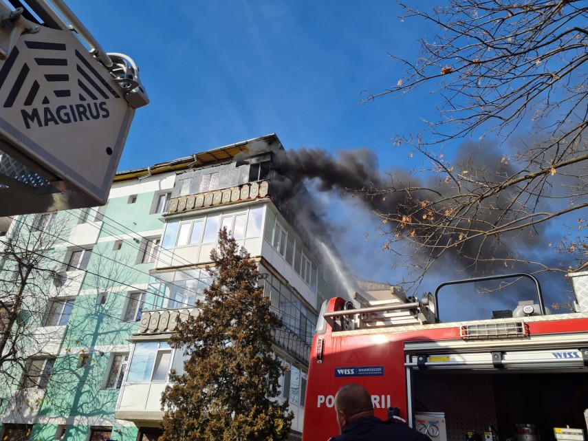 Trei persoane au fost evacuate dintr-un bloc din Piatra-Neamţ, după ce a izbucnit un incendiu