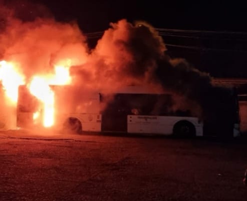Un autobuz a ars ca o torta in incinta Regiei de Transport Craiova