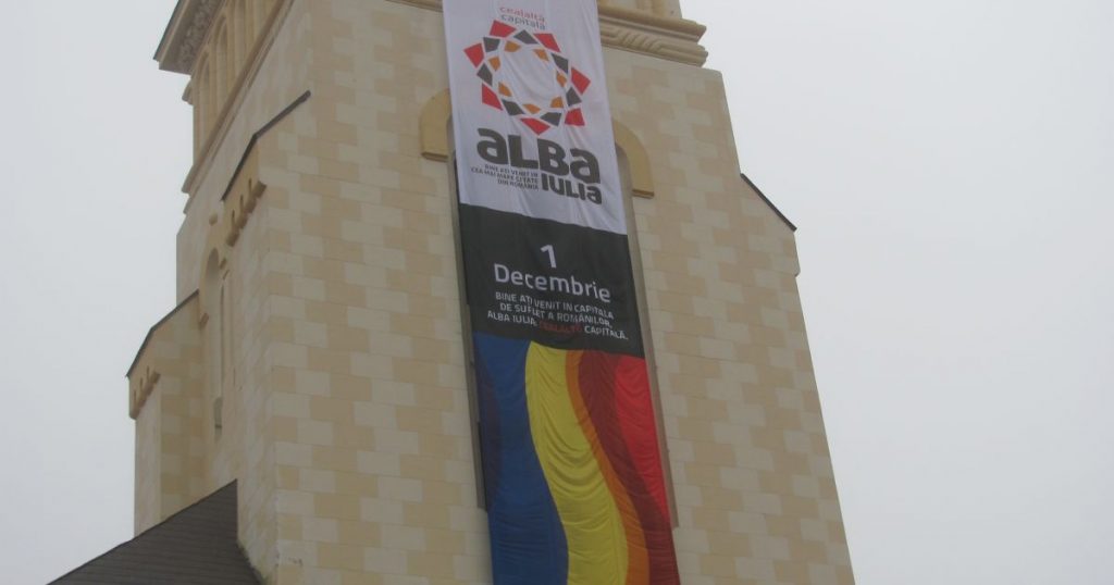Un mash de dimensiuni uriașe, arborat pe turnul-clopotniţă al Catedralei Reîntregirii din Alba Iulia