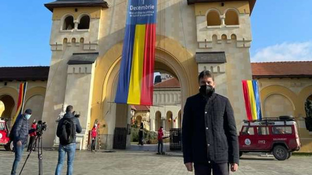 Un mash, arborat pe turnul-clopotnita al Catedralei Reintregirii din Alba Iulia