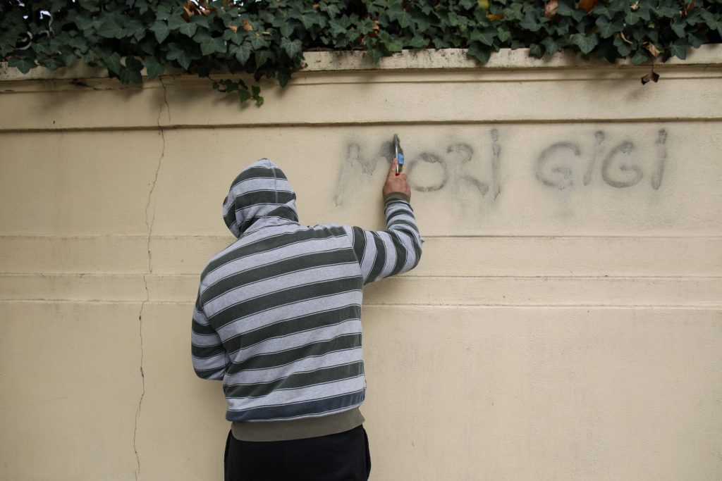 Ultrașii i-au declarat război lui Gigi Becali. Baza din Berceni și palatul latifundiarului, vandalizate. Fotografii incredibile