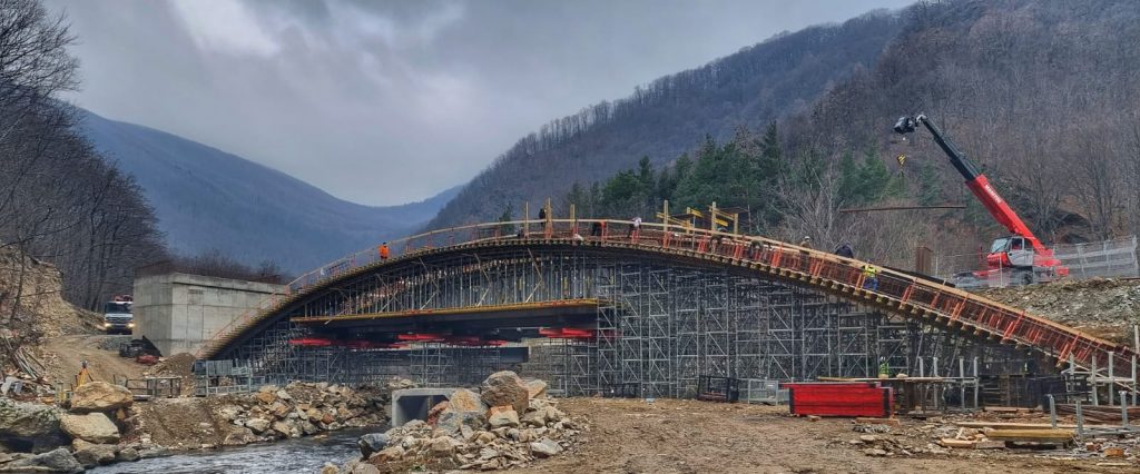 Podul care unește două provincii ale României. E construit în arc, acum se lucrează la el