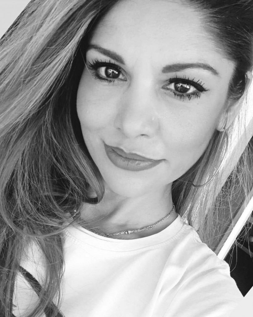 Mama unui fotbalist din Liga 1 face furori. Arată fără cusur la 44 de ani: „Toţi cred că e prietena mea”