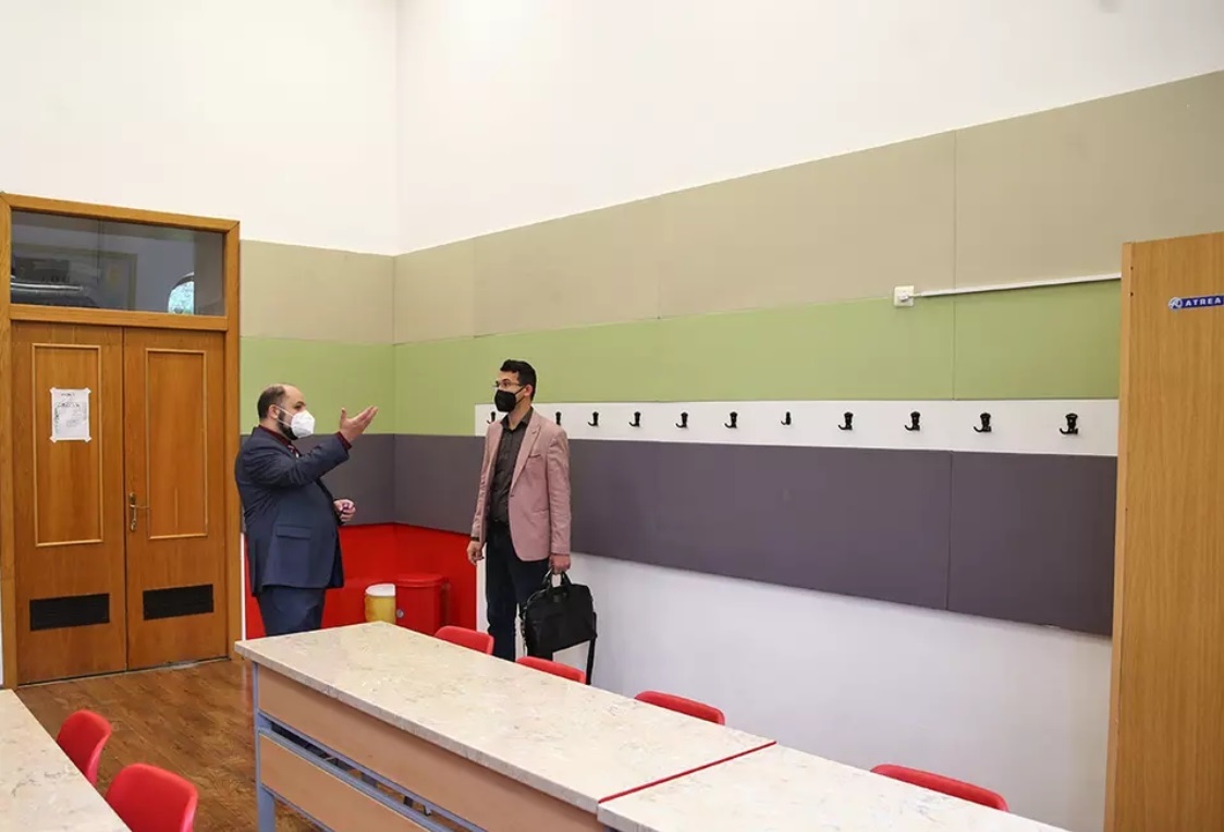 Sala de clasa cu cel mai curat aer din Bucuresti. A fost testata cu fumigene