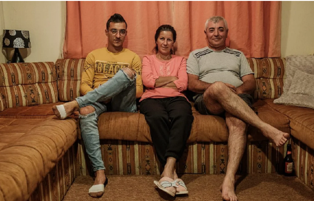 Familia Talaban, la cules de mere in Anglia. Sursa foto: libertatea.ro