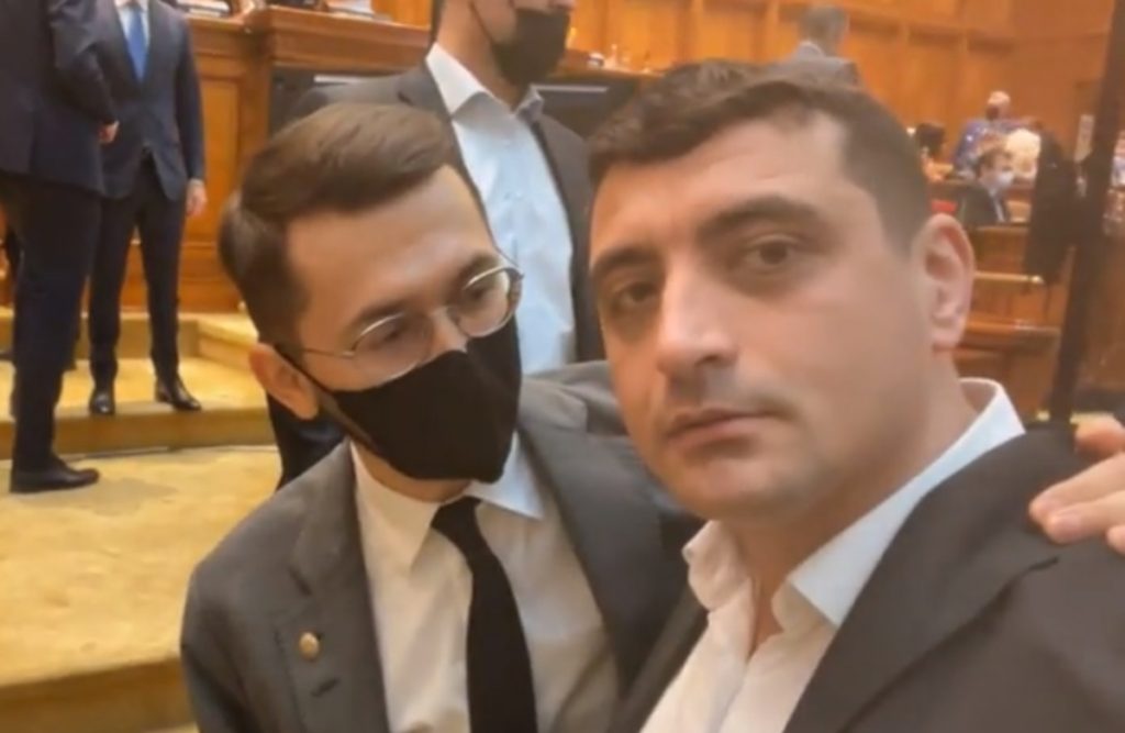 George Simion a ironizat un politician, într-un live pe Facebook. L-a ridicat de la pământ. ”Fără violență!”