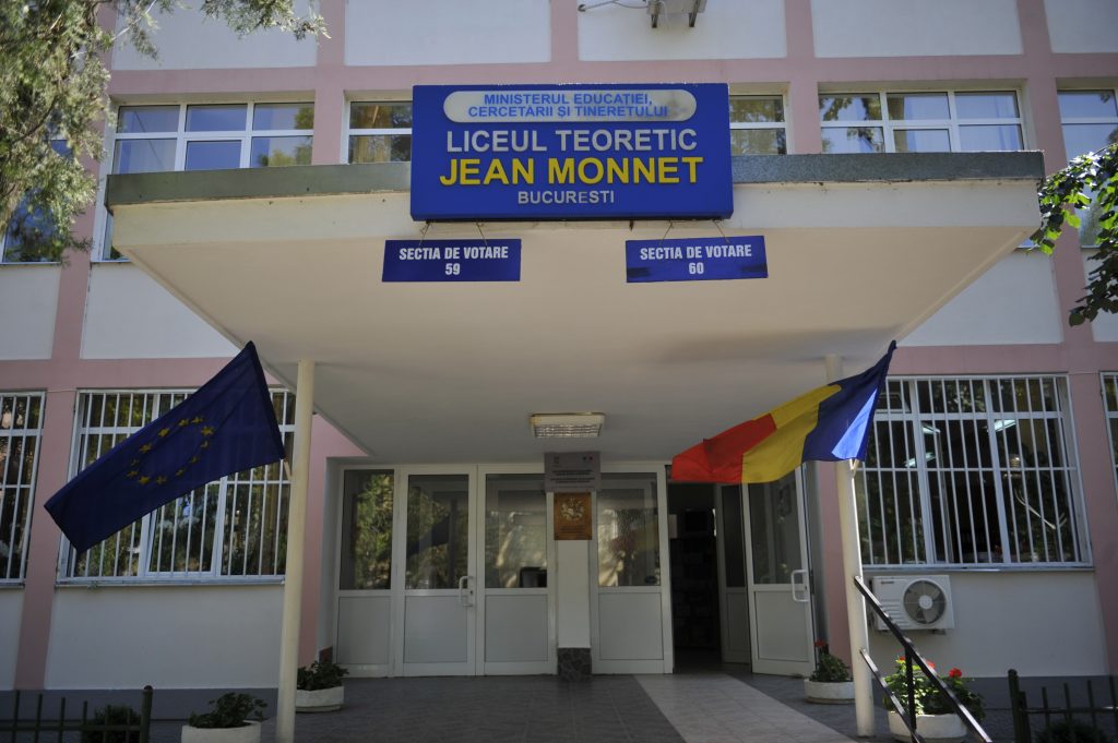 Un profesor de la Liceul „Jean Monnet” din Capitală, filmat în timpul unor scene interzise cu o elevă de 16 ani