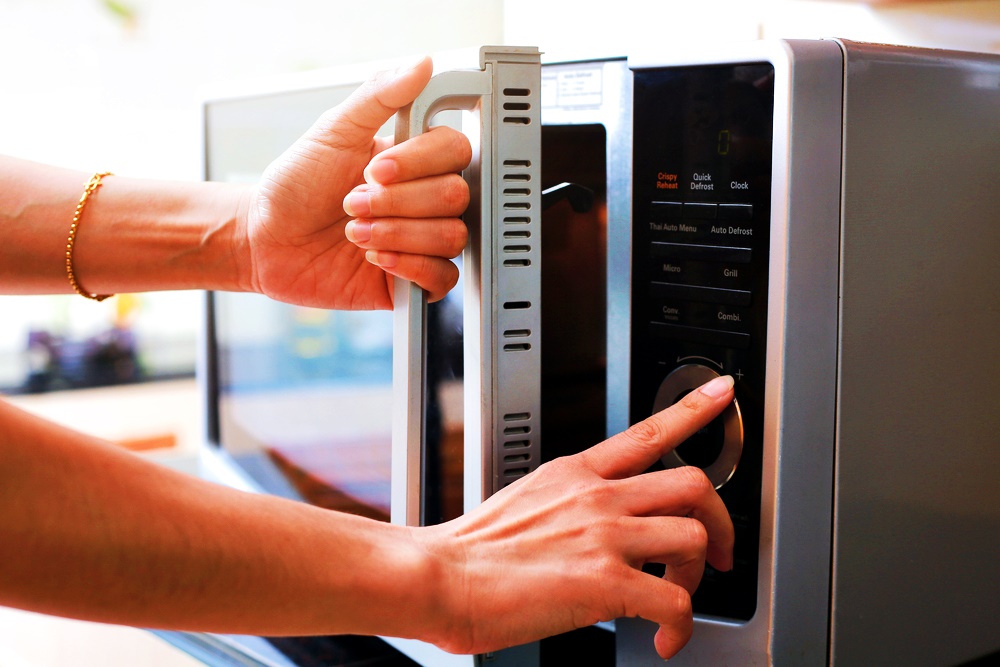 A pus pământul de flori în cuptorul cu microunde. Motivul e unul surprinzător