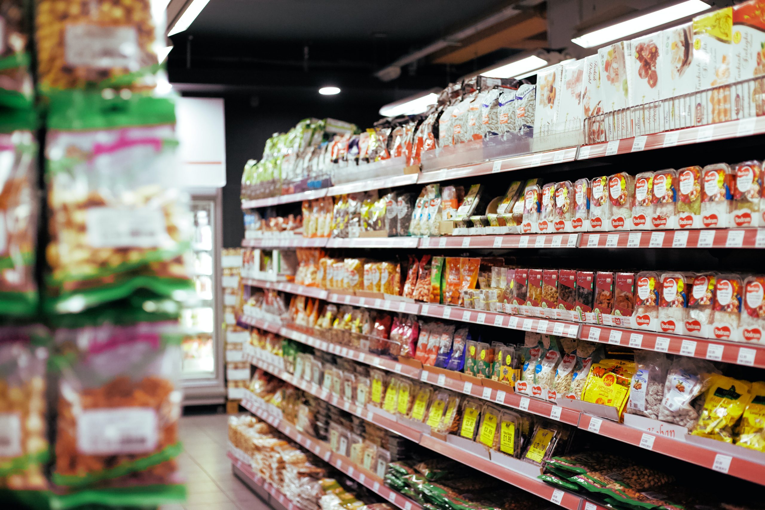 Mai multe produse Carrefour şi Mega Image, retrase de pe piaţă. Ce mănâncă, de fapt, românii
