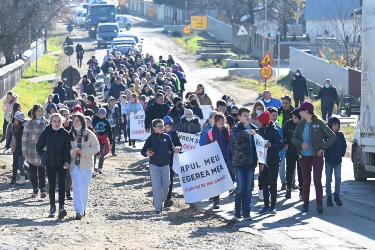 Protest anti-vaccinare in centrul Sucevei. 1.000 de oameni prezenti. Ce s-a strigat