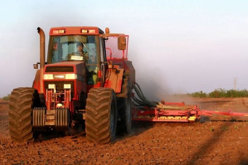 Este nevoie de sute de tractoristi in Romania
