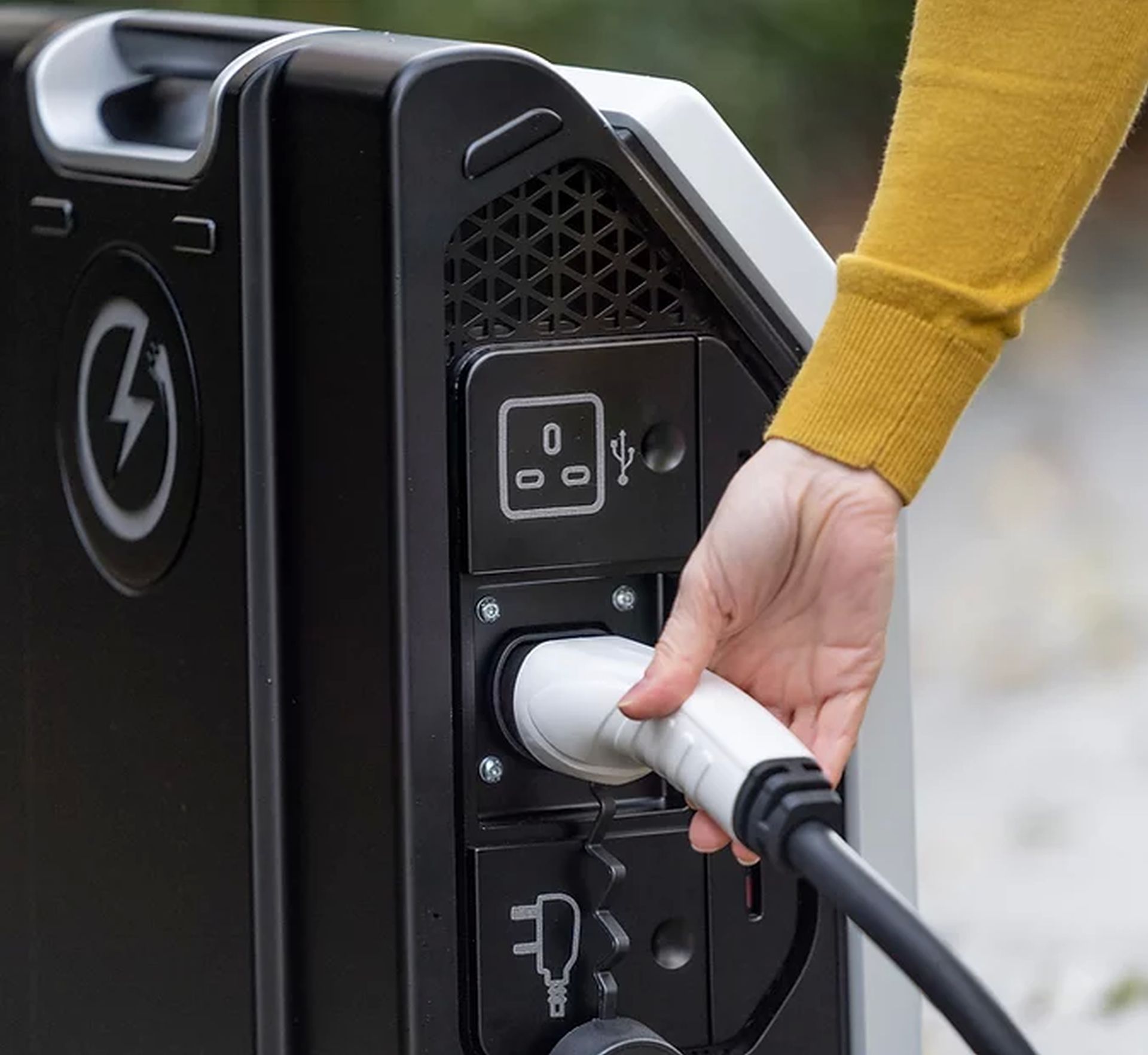 A fost lansată prima baterie portabilă pentru alimentarea maşinilor electrice. Ce capacitate are şi cât costă