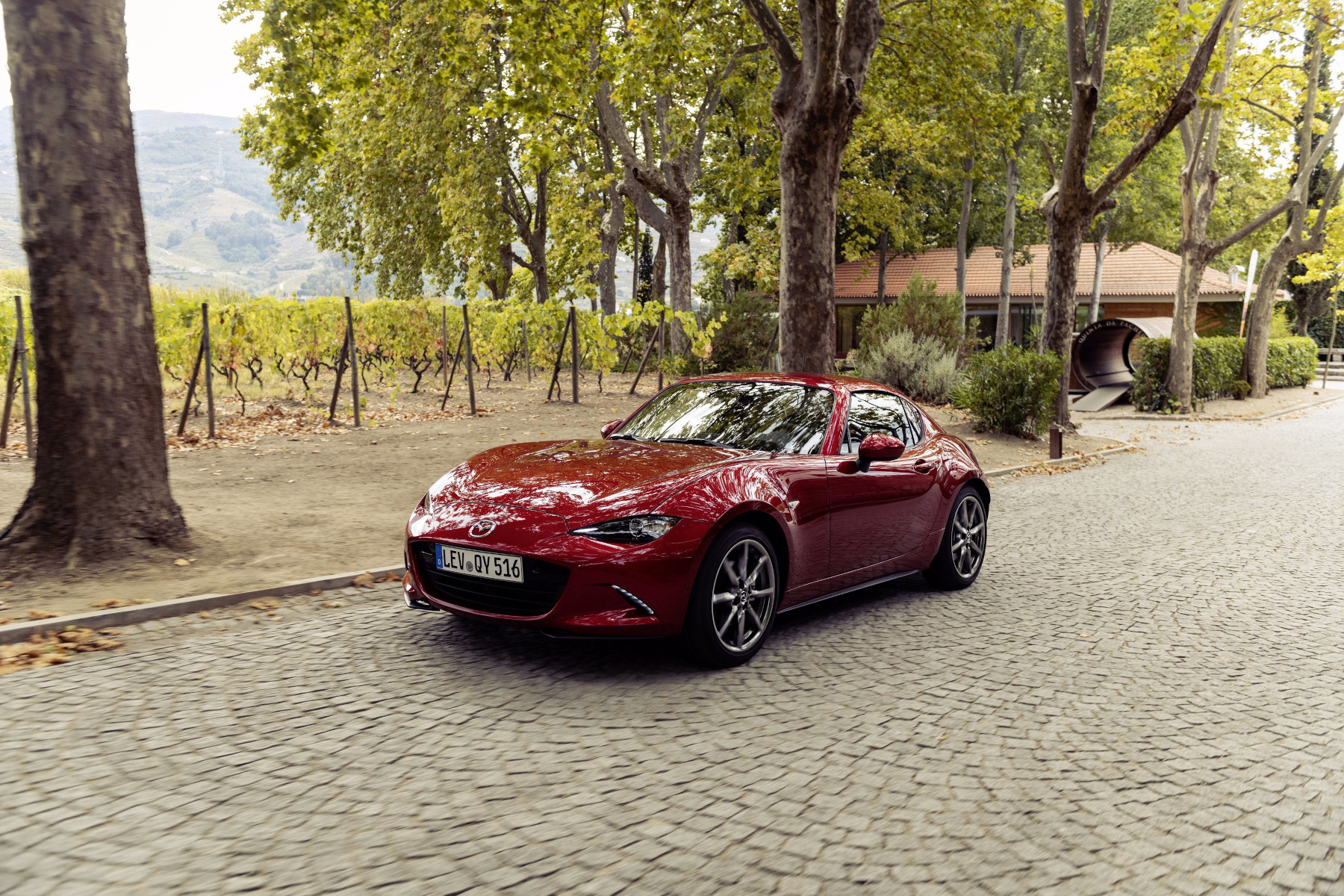Upgrade pentru Mazda MX-5. Modelul sport primește o suspensie mai performantă și noi finisaje