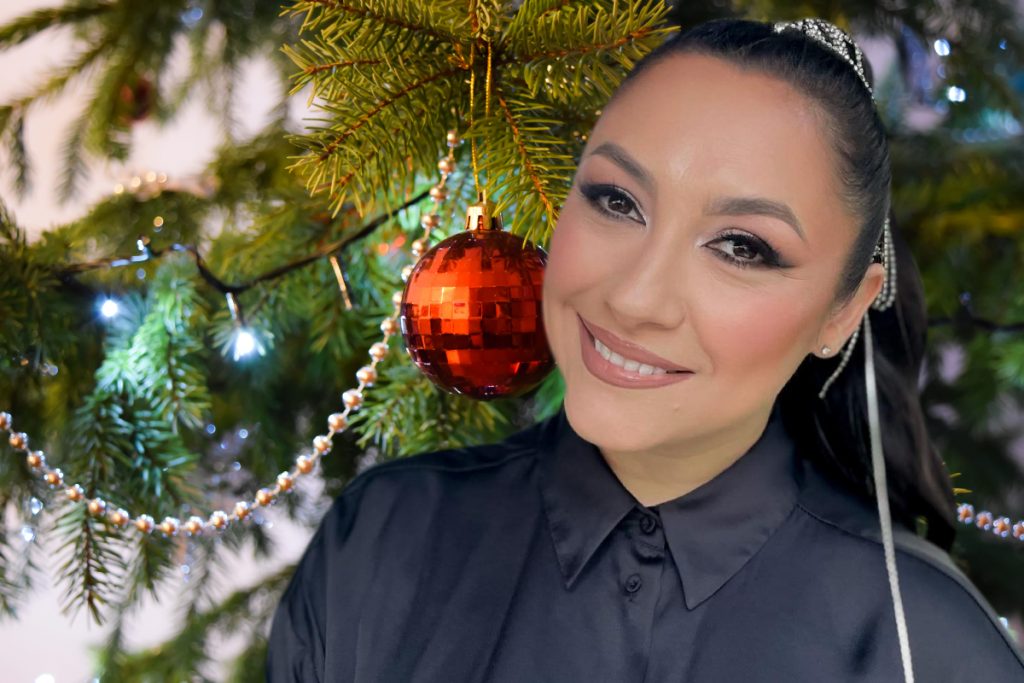 Andra a trecut la muncă „de jos”. Cum a fost filmată artista chiar de Crăciun. Aşa nu ai mai văzut-o, clar!