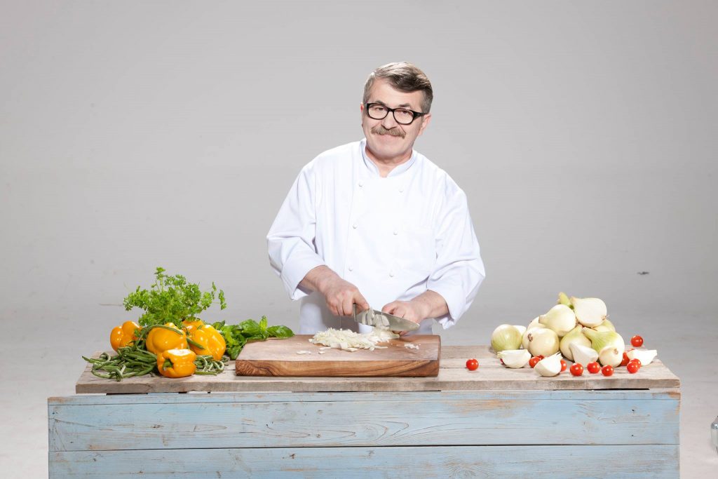 Bucătarul Petrișor Tănase îţi aduce sarmalele la ușă. Cât costă o porție și care este rețeta secretă cu care îi vei da gata pe invitații la masă EXCLUSIV