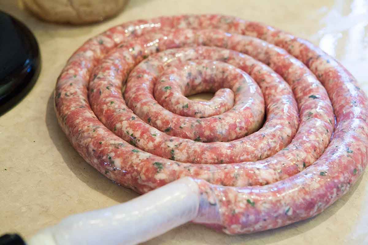 Ce să pui în cârnaţii de casă ca să iasă gustoşi şi pufoşi. Ingredientul secret a fost aflat