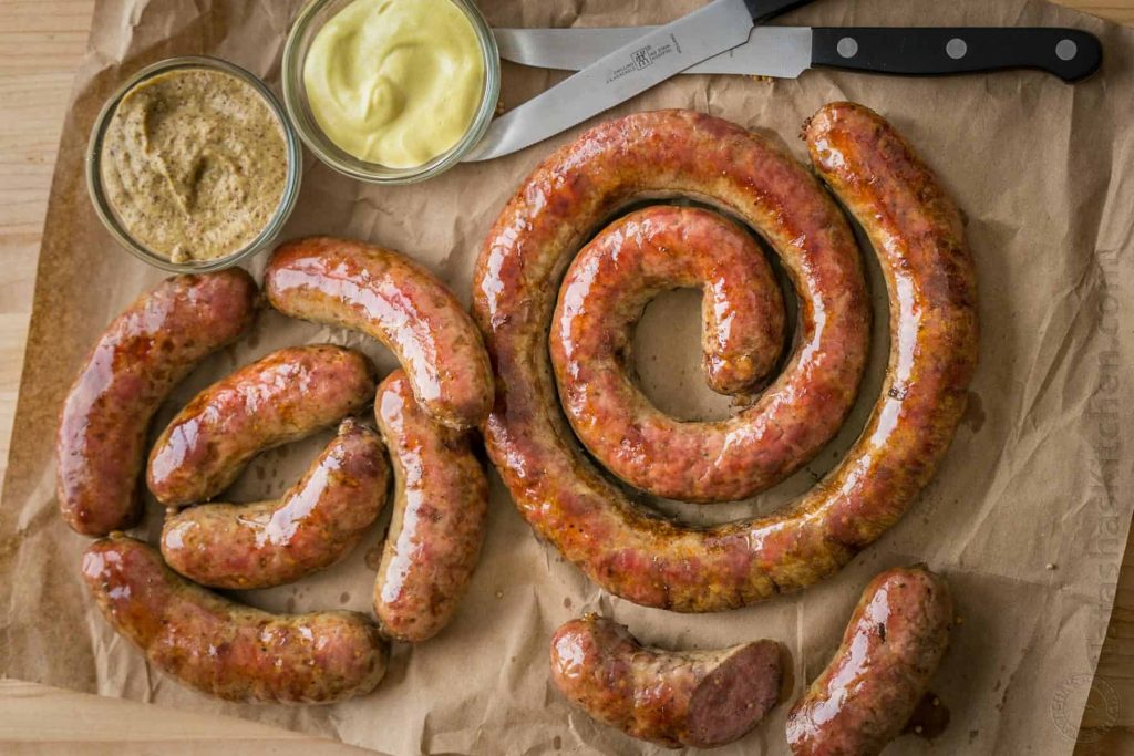 Ce să pui în cârnaţii de casă ca să iasă gustoşi şi pufoşi. Ingredientul secret a fost aflat