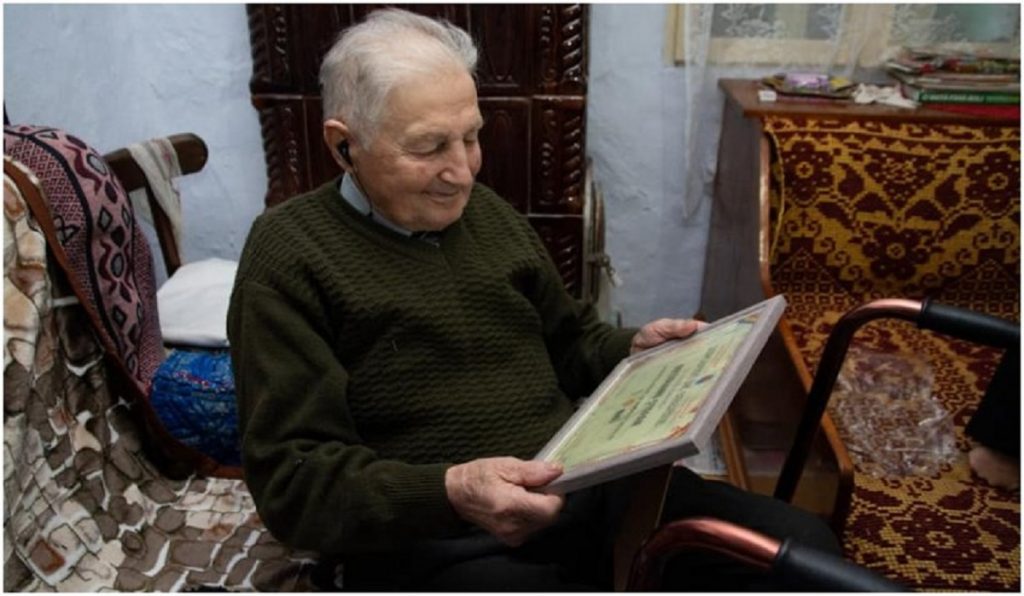 Cine este românul care trăiește de 8 decenii cu un glonț lângă inimă. Are acum 101 ani