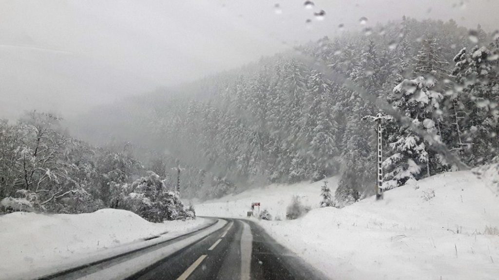 Avertizare ANM. Cod galben de vânt și ninsori viscolite la munte până luni. Ce zone sunt vizate