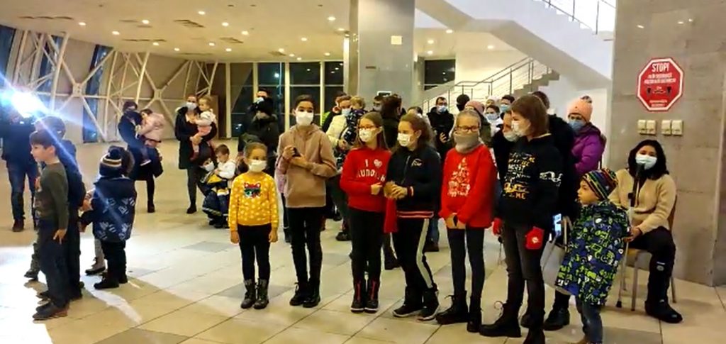 O rază de speranță pentru copiii blocului ars din Constanța. Militarii veterani și jandarmii le-au oferit cadouri de Crăciun