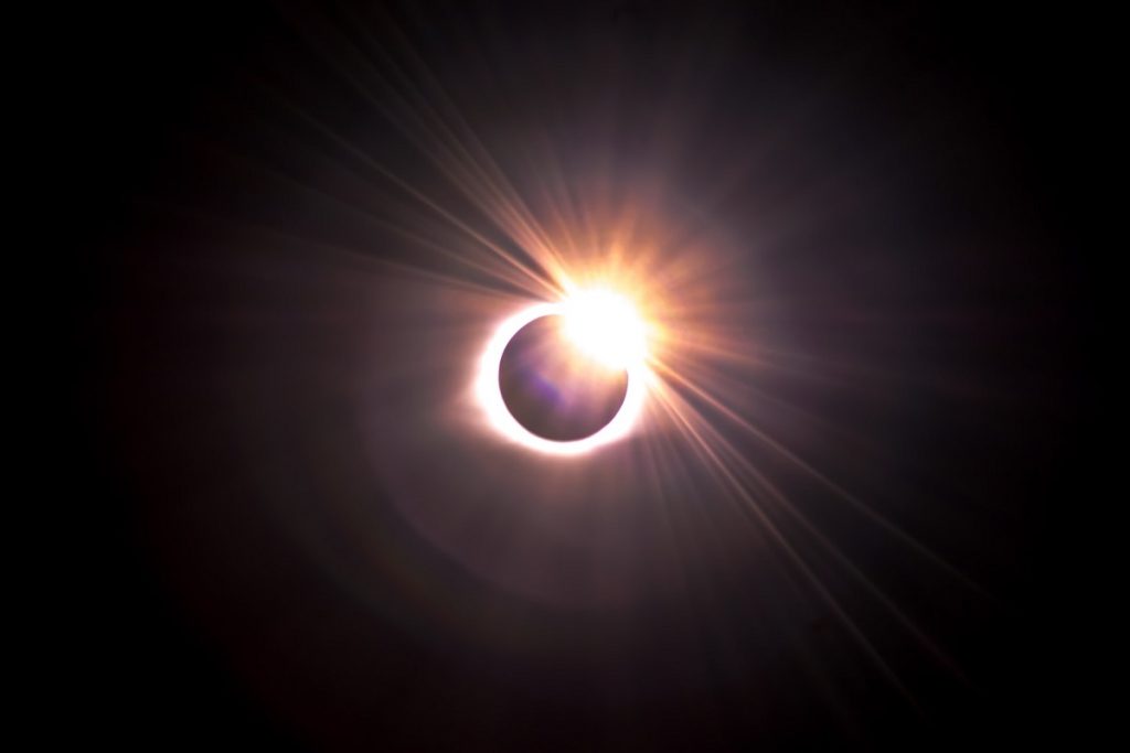 Cum afectează zodiile Eclipsa totală de Soare de pe 4 decembrie. Nativii care vor avea parte de schimbări importante