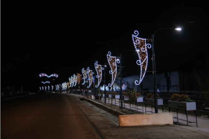 Cum arată luminițele de Crăciun de 30.000 de euro dintr-o comună din Iași. Primarul spune că nu mai avea ce face cu banii