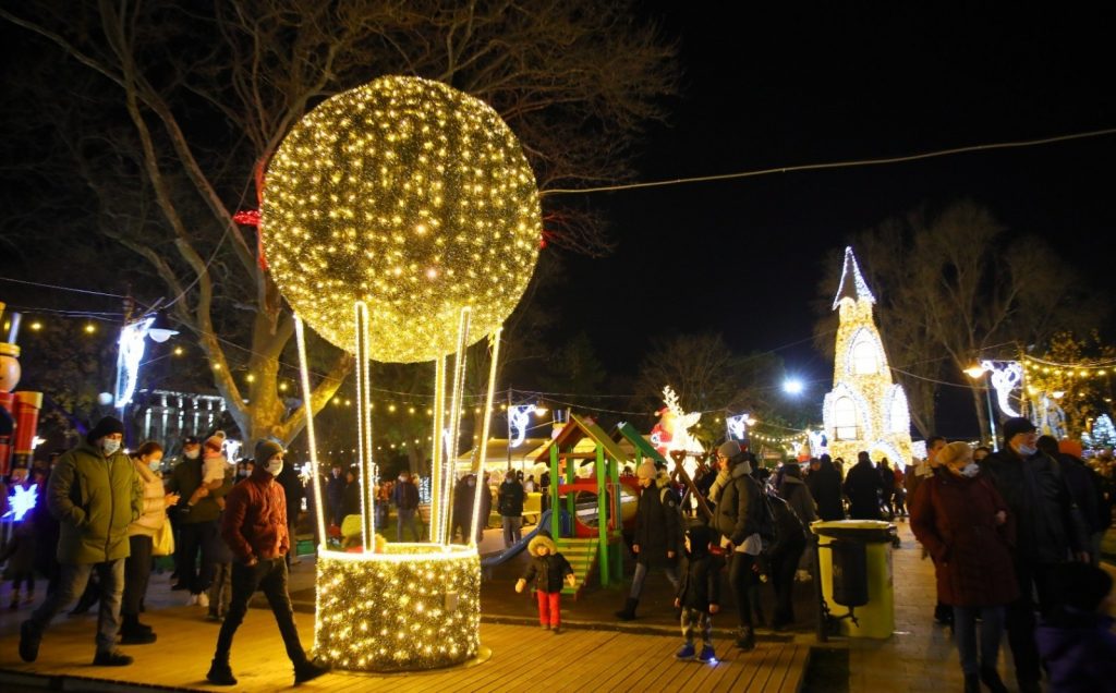 Cum arată târgul de Crăciun din Constanța, inaugurat pe 1 decembrie. A fost aprins și iluminatul festiv de pe bulevardele orașului, cel mai scump din țară
