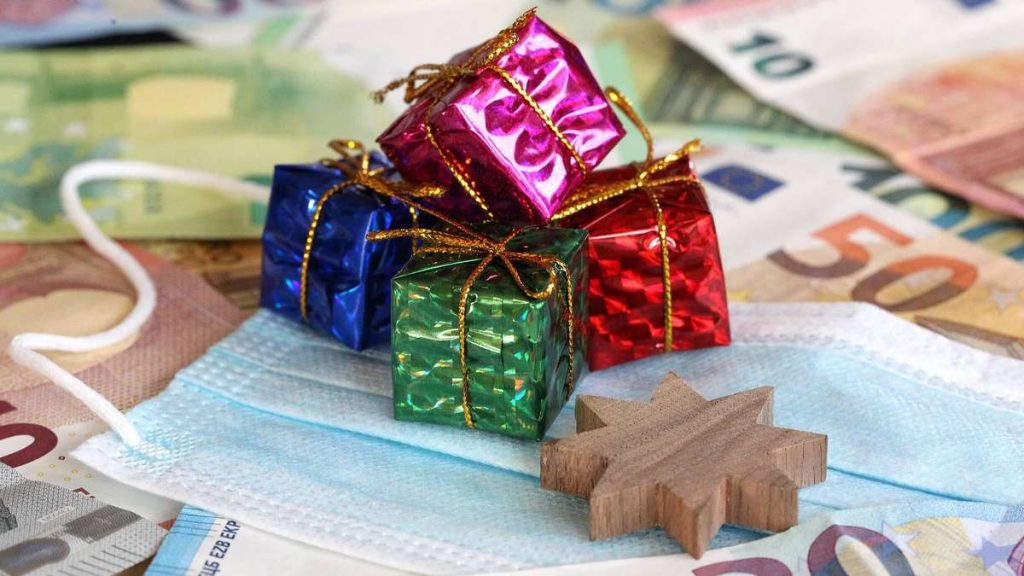 Cum sunt recompensați românii de Crăciun. Doar o mică parte primesc al 13-lea salariu