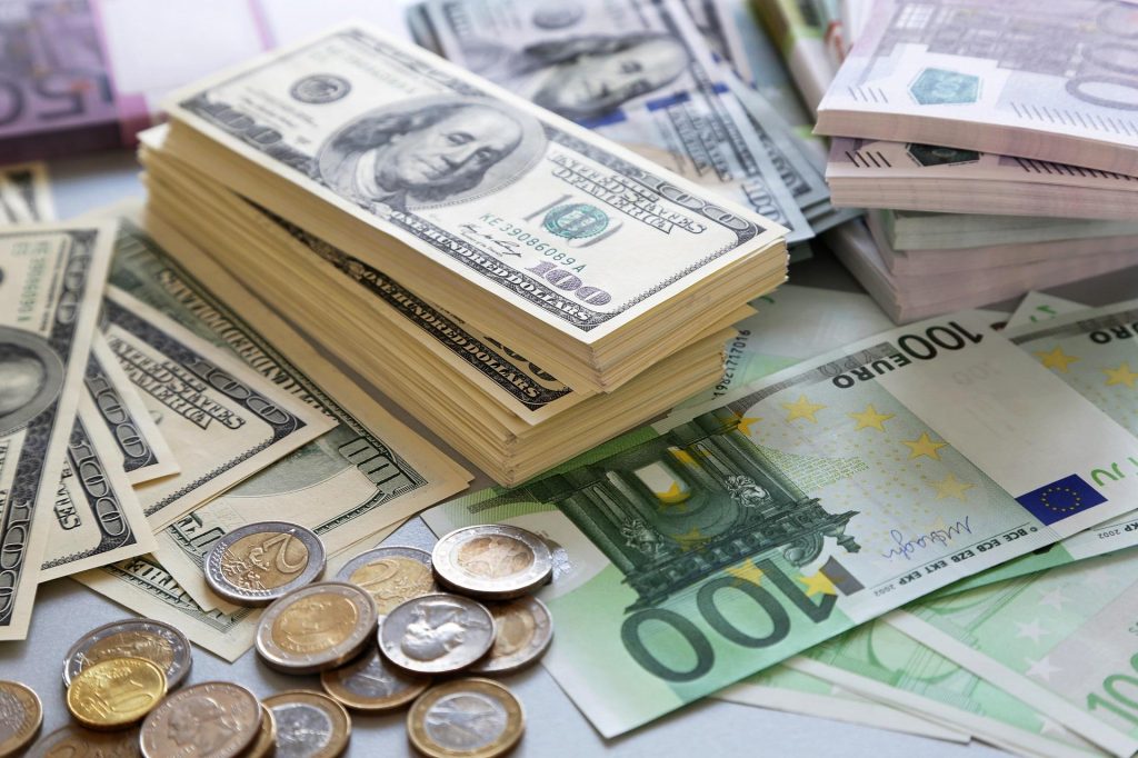Curs BNR joi, 16 decembrie 2021. Euro se apreciază, în timp ce dolarul scade