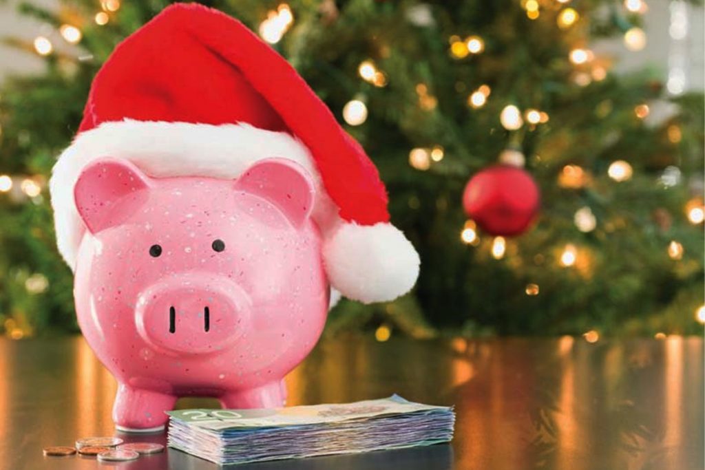 De ce este bine să pui o puşculiţă sub brad şi ce trebuie să faci cu ea după sărbători. Aşa vei atrage sigur norocul şi banii în casa ta