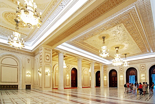 Palatul Parlamentului, „atacat” de sărbători de un bărbat băut. UPDATE: Bărbatul a fost reținut