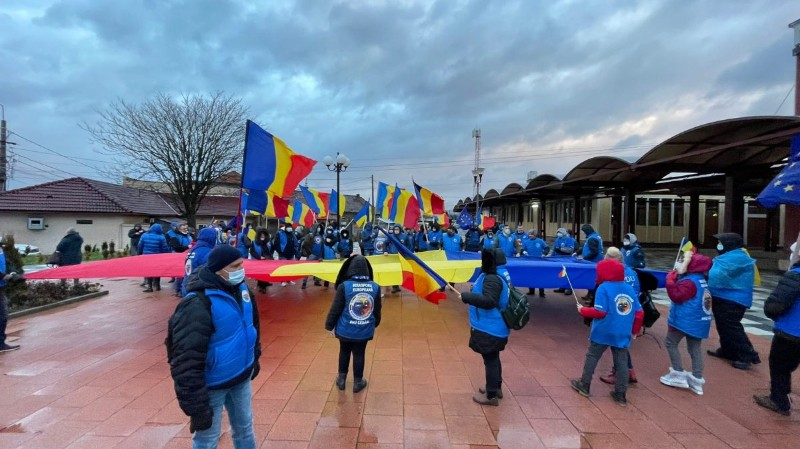 „Diaspora Europeană” și AUR au organizat două marşuri la Alba Iulia. Manifestanţii au scandat „Basarabia e România” şi „România n-a avut graniţă la Prut”